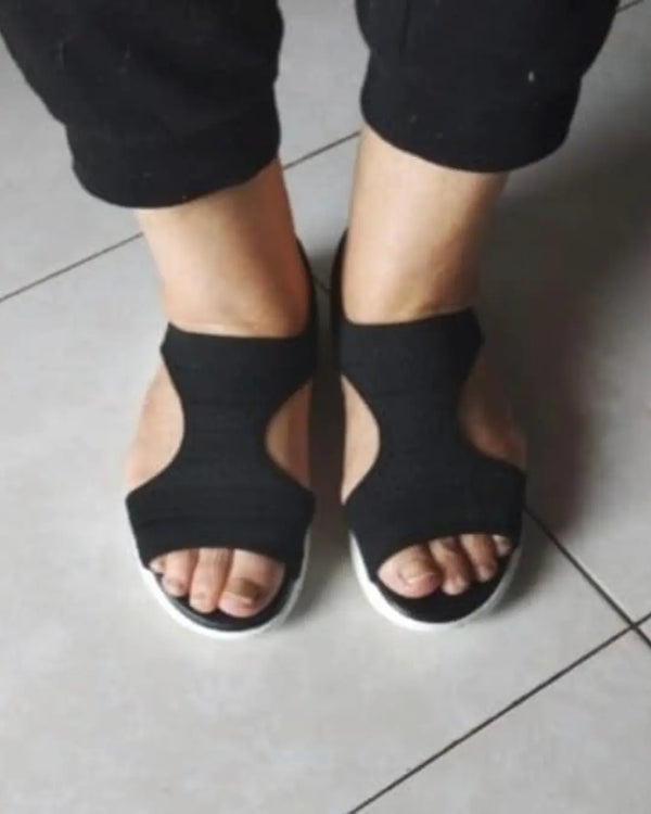 Muchos clientes sienten más comodidad con nuestras sandalias y chanclas.