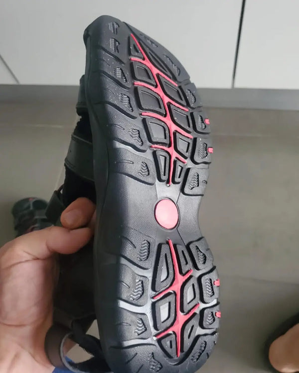 Muchos clientes sienten más comodidad con nuestras sandalias y chanclas.