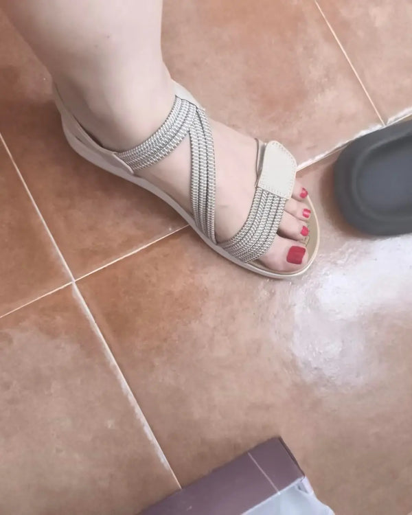 Muchos clientes sienten más comodidad con nuestras sandalias y chanclas.